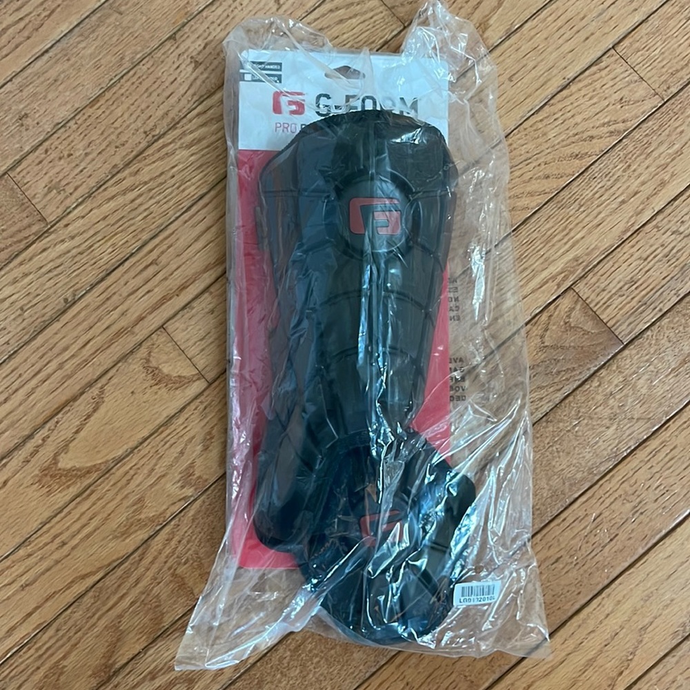 G FORM PRO Batters Leg Guard